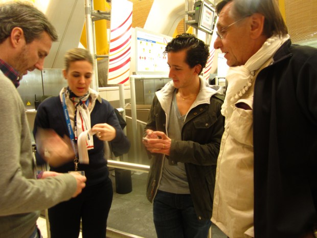 Discussing my missing bag with Rafael and Olivier