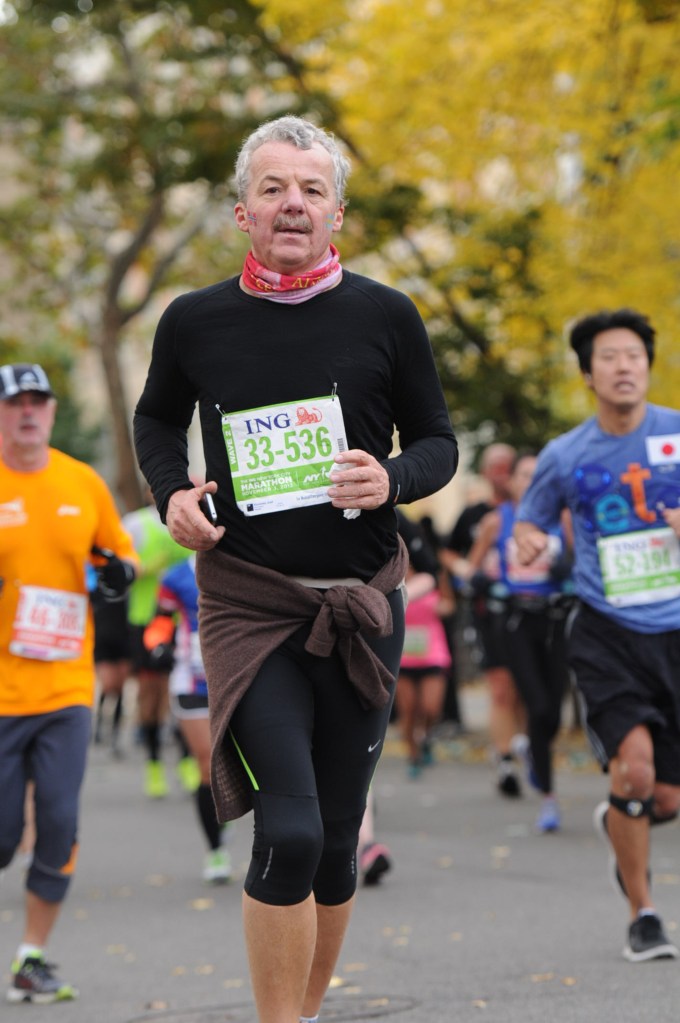 Starting new runner's fashion: warm sweater around your hips. For 42,2 km.