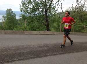 High chest, eyes up, hip pushing forward. Good technique. He has a good coach.